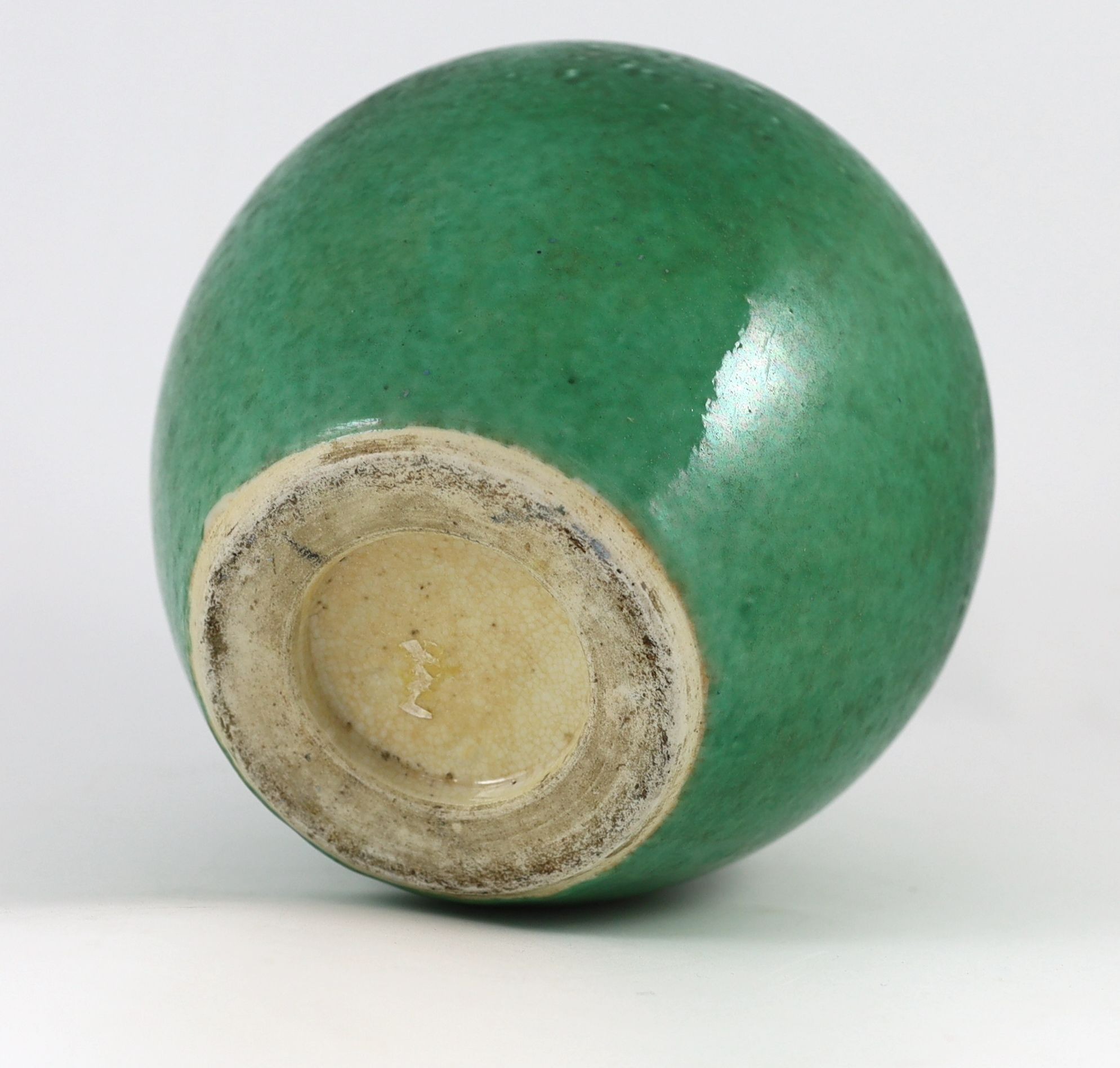 A Chinese green glazed ovoid jar, 18th/19th century 21.5cm high